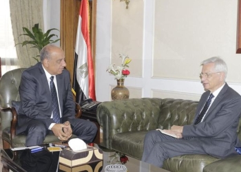 وزير قطاع الأعمال العام يبحث مع سفير فرنسا بالقاهرة تعزيز التعاون الاقتصادي والاستثماري 1