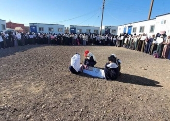 تلاميذ مدارس في اليمن ينظمون جنازة وهمية لزملائهم الذين قتلوا على يد الحوثيين 1