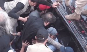 عاجل | إصابة رئيس وزراء باكستان السابق عمران خان في محاولة اغتيال 1