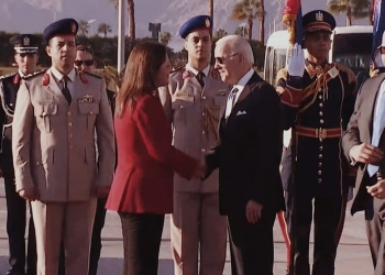 عاجل | وصول الرئيس الامريكي شرم الشيخ ووزيرة التخطيط في استقباله 1