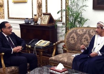رئيس الوزراء يبحث مع سفير عمان التحضير للاحتفال بمرور 50 عاماً على العلاقات بين البلدين