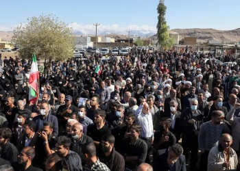 إيرانيين يحملون نعش أحد القتلى في هجوم إطلاق نار ، خلال جنازتهم