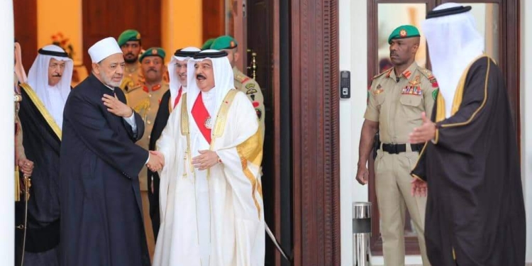 ملك البحرين في استقباله.. شيخ الأزهر يهبط المنامة تمهيدًا للمشاركة في ملتقى التعايش الإنساني