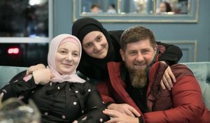 عاجل | «الأم البطلة» بوتين يُهدي زوجة رئيس الشيشان لقبًا شرفيًا (صور) 1