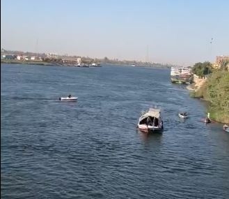 بـ الفيديو.. فتاة تقفز من أعلى كوبري نهر النيل بـ سوهاج والأهالي ينتشلونها 1
