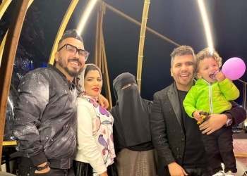 بعد نشره فيديو بالخطأ مع ندى الكامل.. عمر كمال ينشر صورة مع عائلته 1