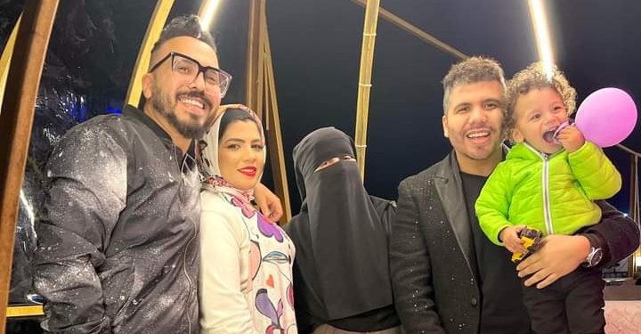 بعد نشره فيديو بالخطأ مع ندى الكامل.. عمر كمال ينشر صورة مع عائلته 1