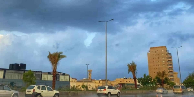 حالتين وفاة وغلق المدارس والطرق بسبب تساقط السيول على السعودية 1
