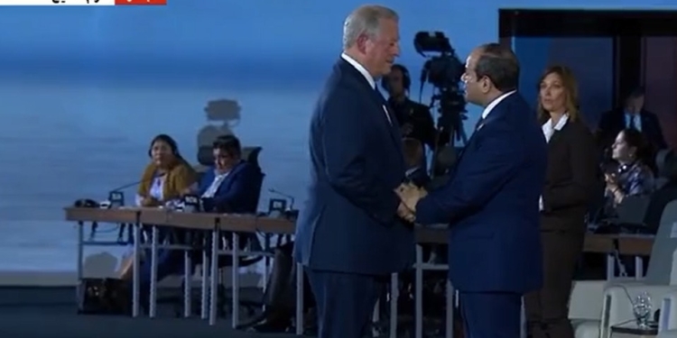 COP27| السيسي يصافح نائب الرئيس الأمريكي الأسبق بعد إلقائه كلمته 1