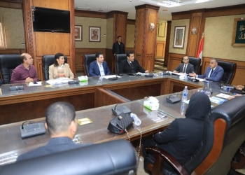 محافظ سوهاج يعقد اجتماعا مع أعضاء اللجنة العليا لتراخيص البناء وحوكمة العمران 1