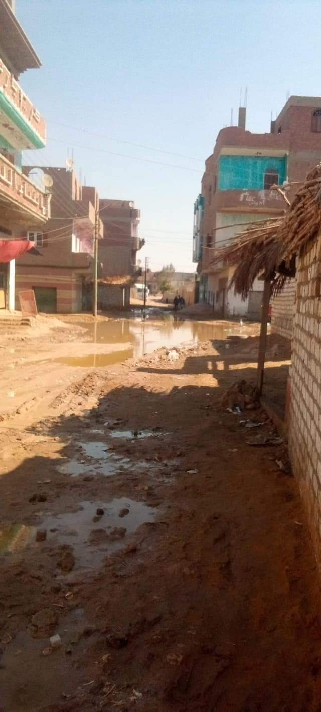 عاجل | المياه الجوفية تُحاصر 35 ألف مواطن بقرية الكولة بأخميم | صور