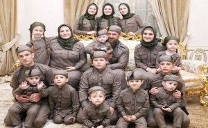 عاجل | «الأم البطلة» بوتين يُهدي زوجة رئيس الشيشان لقبًا شرفيًا (صور) 2