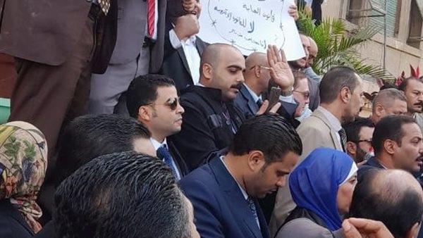 محامو أخميم ينظمون وقفة احتجاجية ضد الفاتورة الإلكترونية