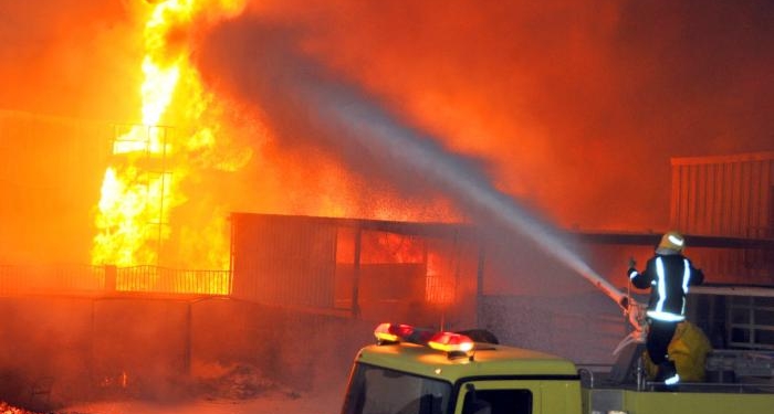 12 سيارة إطفاء تنجح في إخماد حريق بـ مزرعة في العبور 1