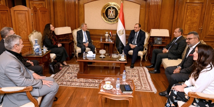 وزير الصناعة يبحث مع شركتين امريكية ونمساوية توطين صناعة الاجهزة المعملية والمستلزمات الطبية في مصر 1