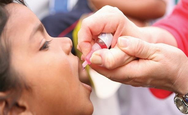 لو طفلك بياخد أدوية ومضادات ينفع ياخد تطعيم شلل الأطفال؟ .. «الصحة» تحسم الجدل