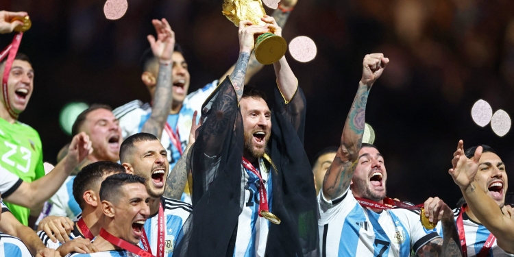 ميسي يرفع كأس العالم مرتدياً البشت الخليجي 1
