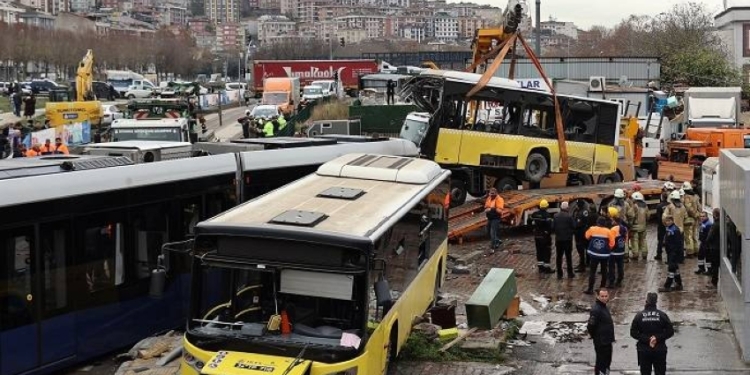 «كأنه زلزال».. إصابة 33 شخصًا في اصطدام حافلة بالمترو في اسطنبول