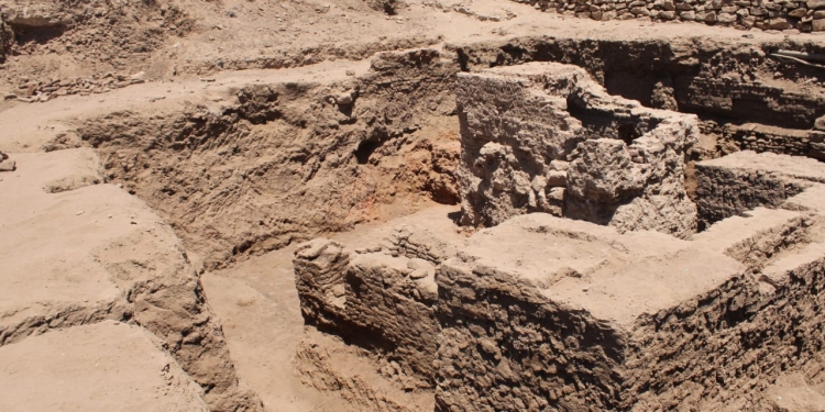الآثار تعلن عن البدء في الكشف عن أجزاء معبد خنوم بـ إسنا 1