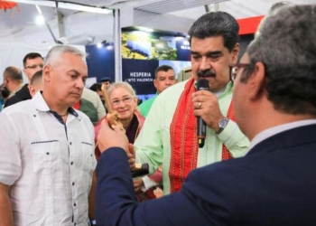 الرئيس الفنزويلي يتفقد الجناح المصري بمعرض فنزويلا الدولي للسياحة FITVEN22 1