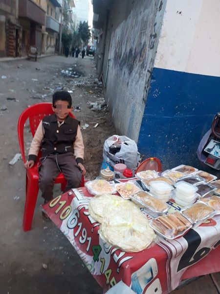 طفل بـ 100 راجل.. محافظ الدقهلية يقرر تقديم الدعم لـ أسرة طفل يبيع حلوى في الشارع 3