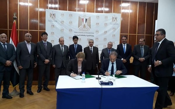 وزير الكهرباء يشهد توقيع عقد بين شركة سيمنس والشركة القابضة لكهرباء مصر 1