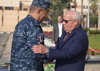 محافظ بورسعيد يستقبل قائد القوات البحرية