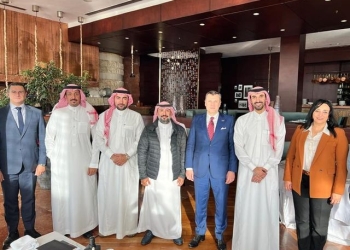وزير السياحة يلتقي مدير عام العلاقات الدولية في وزارة السياحة السعودية 1