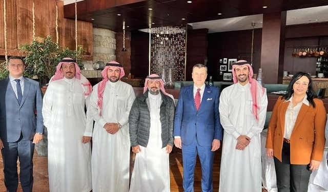 وزير السياحة يلتقي مدير عام العلاقات الدولية في وزارة السياحة السعودية 1