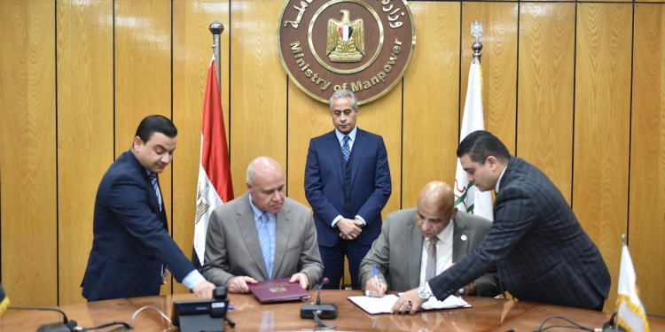 بروتوكول تعاون بين "القوى العاملة "و"مصر للطيران"