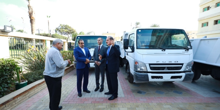 محافظ كفر الشيخ: توزيع 6 سيارات نقل قمامة ضمن 17 سيارة للارتقاء بمنظومة النظافة