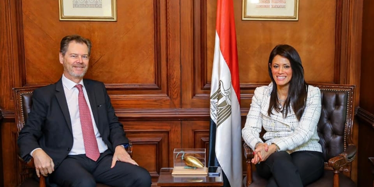 المشاط تبحث مع سفير إسبانيا بالقاهرة جهود تعزيز التعاون بمجال النقل المستدام