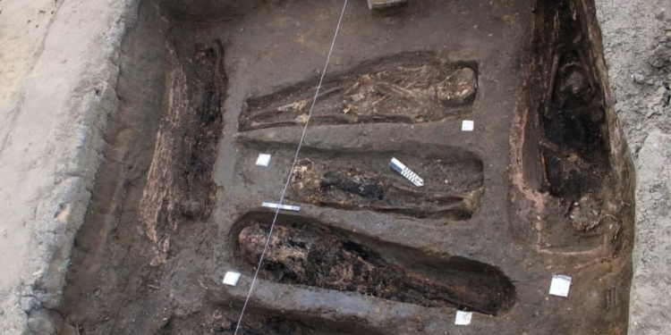 الكشف عن مجموعة من المقابر بتل آثار الدير بمدينة دمياط الجديدة.