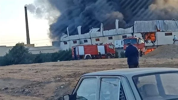 عاجل | حريق هائل في مصنع بـ طريق مصر الاسماعيلية الصحراوي 1