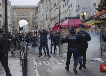 احتجاجات باريس تجدد معاناة المهاجرين في أوروبا 4