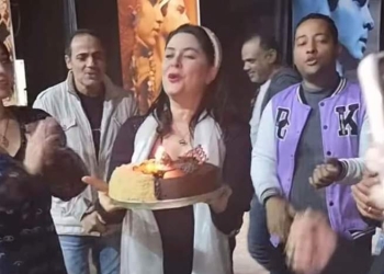 بوصلة رقص.. علا رامي تحتفل بعيد ميلادها وسط فريق عمل مسرحية «شفيقة القبطية»
