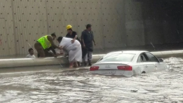 سيول وأمطار شديدة تضرب بعض مناطق السعودية
