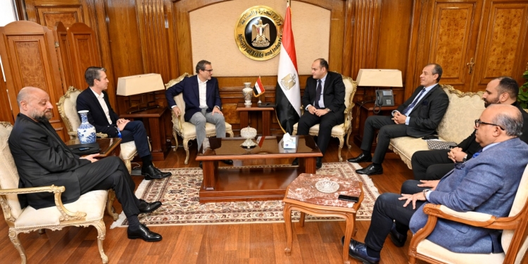 وزير التجارة يبحث مع ديور الفرنسية خططها للتواجد بالسوق المصري مستقبلًا