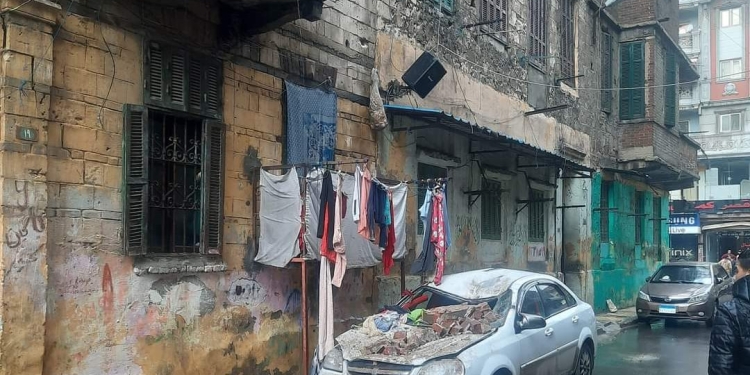 أمطار شديدة.. تحطم سيارة إثر انهيار شُرفة عقار غرب الإسكندرية 1
