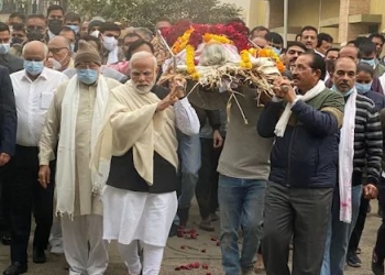 ماشى "حافى".. رئيس وزراء الهند يثير الجدل خلال تشييع جثمان والدته 6