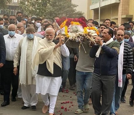 ماشى "حافى".. رئيس وزراء الهند يثير الجدل خلال تشييع جثمان والدته 1