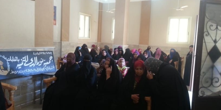 المجلس القومي للمرأة بسوهاج يواصل فعاليات جلسات الدوار بقرى حياة كريمة