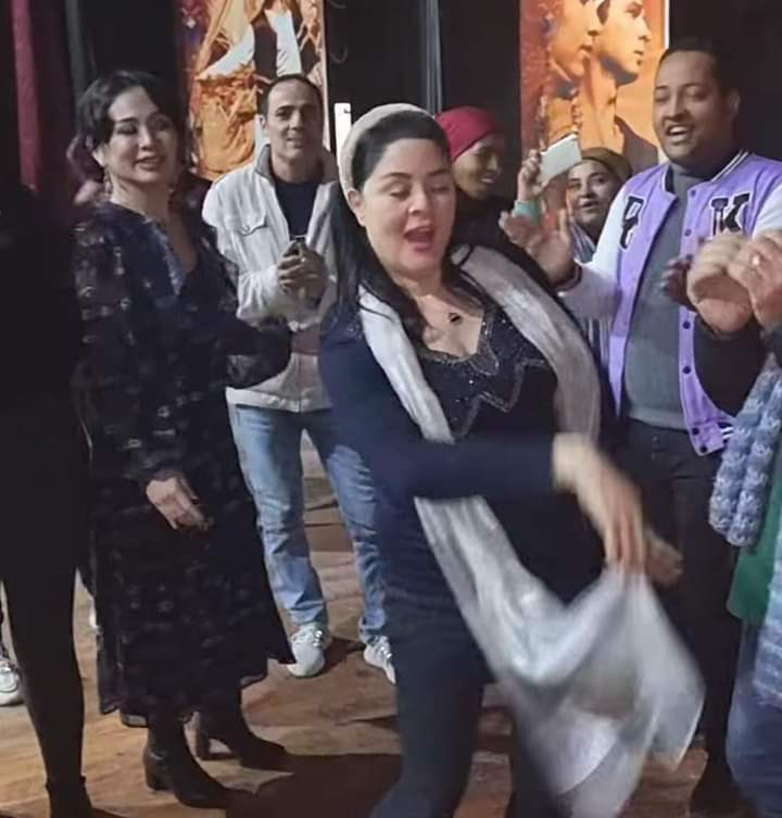 بوصلة رقص.. علا رامي تحتفل بعيد ميلادها وسط فريق عمل مسرحية «شفيقة القبطية» 2