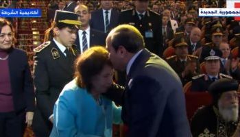 الرئيس السيسي يقبل رأس زوجة البطل عبد الكريم درويش خلال حفل عيد الشرطة 1