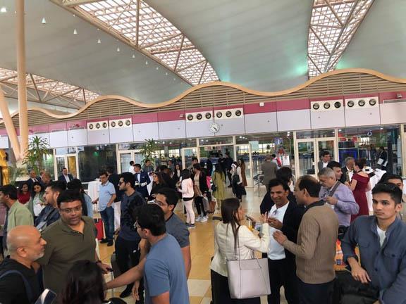 جايين يعملوا الفرح في مصر.. وصول 337 راكب هندي إلى مطار شرم الشيخ لحضور حفل زفاف| صور 6