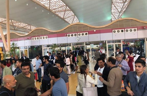 جايين يعملوا الفرح في مصر.. وصول 337 راكب هندي إلى مطار شرم الشيخ لحضور حفل زفاف| صور 1