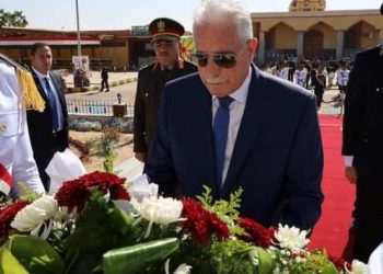 محافظ جنوب سيناء ومدير الأمن يضعان إكليلا من الزهور على النصب التذكارى لشهداء الشرطه 10