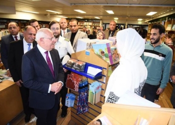 محافظ بورسعيد: ارتفاع عدد زائري سفينة الكتب «لوجوس هوب» بـ الميناء