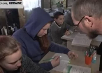 مدرسته تعرضت للقصف.. معلم أوكراني يحول غرفة معيشته إلى فصل مدرسي .. فيديو 1