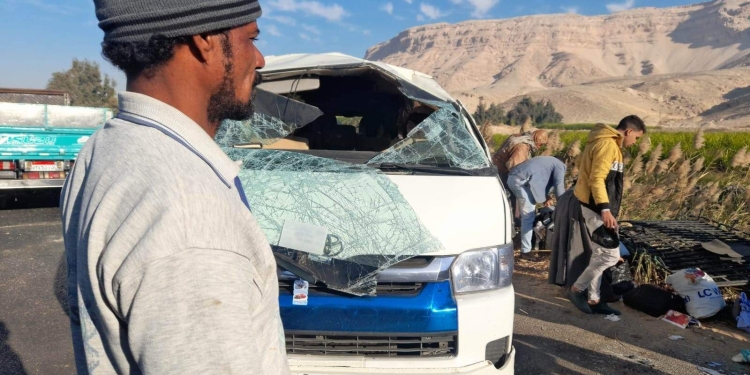 إصابة 16 شخصًا في انقلاب ميكروباص بالطريق الصحراوي الغربي بالفيوم